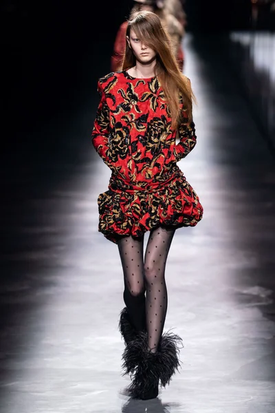 Look 16